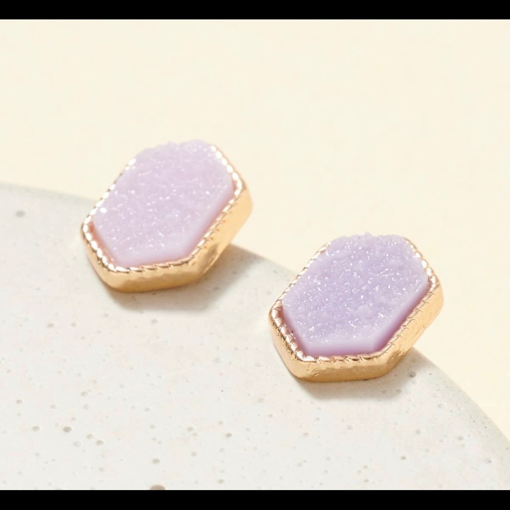 Druzy Stud earrings 
0.5”
Lead compliant Nickle free